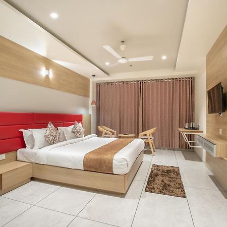 Hotel Silvera Grand Ахмедабад Екстер'єр фото