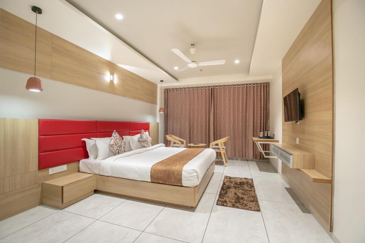 Hotel Silvera Grand Ахмедабад Екстер'єр фото