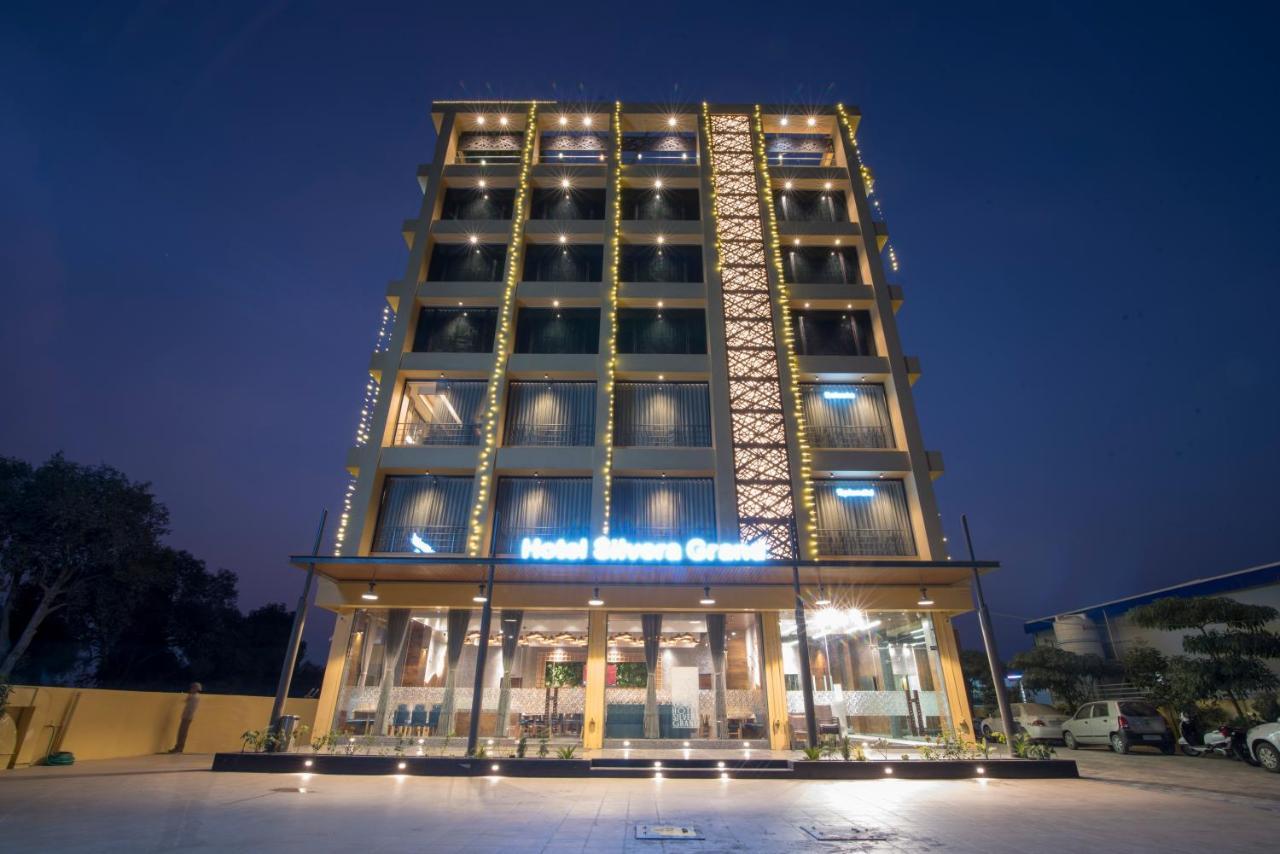 Hotel Silvera Grand Ахмедабад Екстер'єр фото