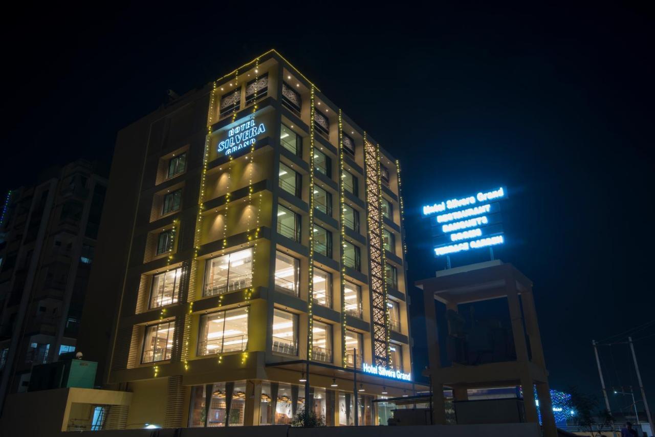 Hotel Silvera Grand Ахмедабад Екстер'єр фото