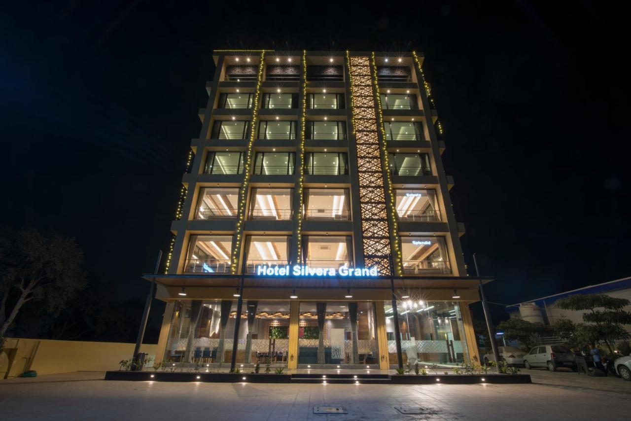 Hotel Silvera Grand Ахмедабад Екстер'єр фото
