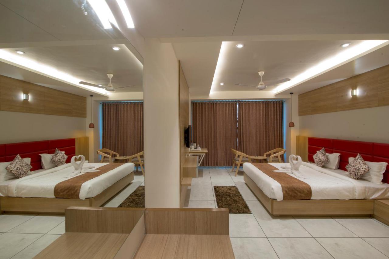 Hotel Silvera Grand Ахмедабад Екстер'єр фото