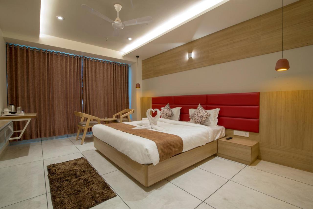 Hotel Silvera Grand Ахмедабад Екстер'єр фото