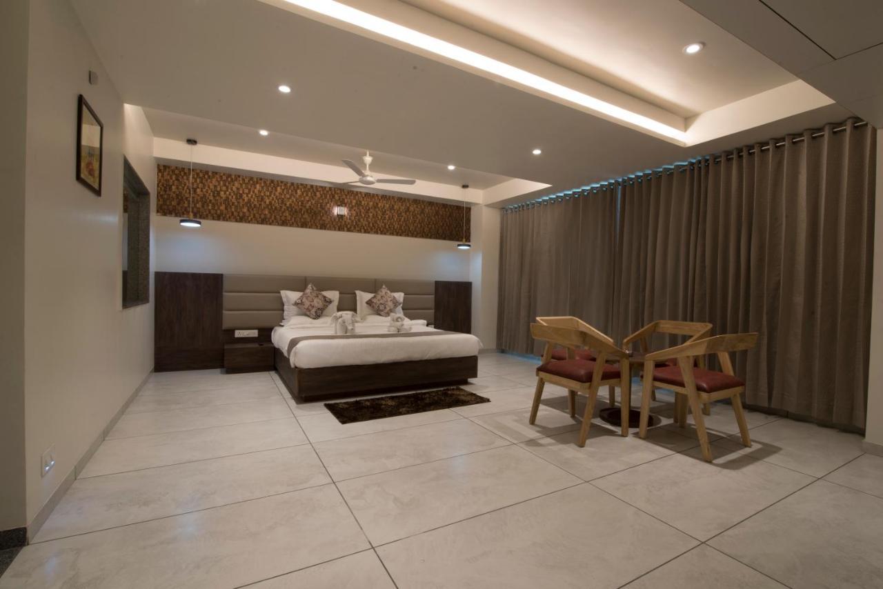 Hotel Silvera Grand Ахмедабад Екстер'єр фото