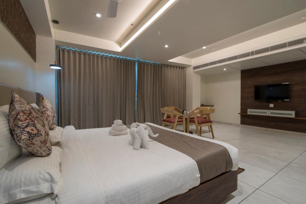 Hotel Silvera Grand Ахмедабад Екстер'єр фото