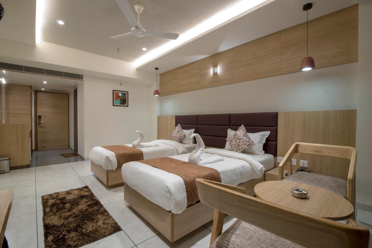 Hotel Silvera Grand Ахмедабад Екстер'єр фото